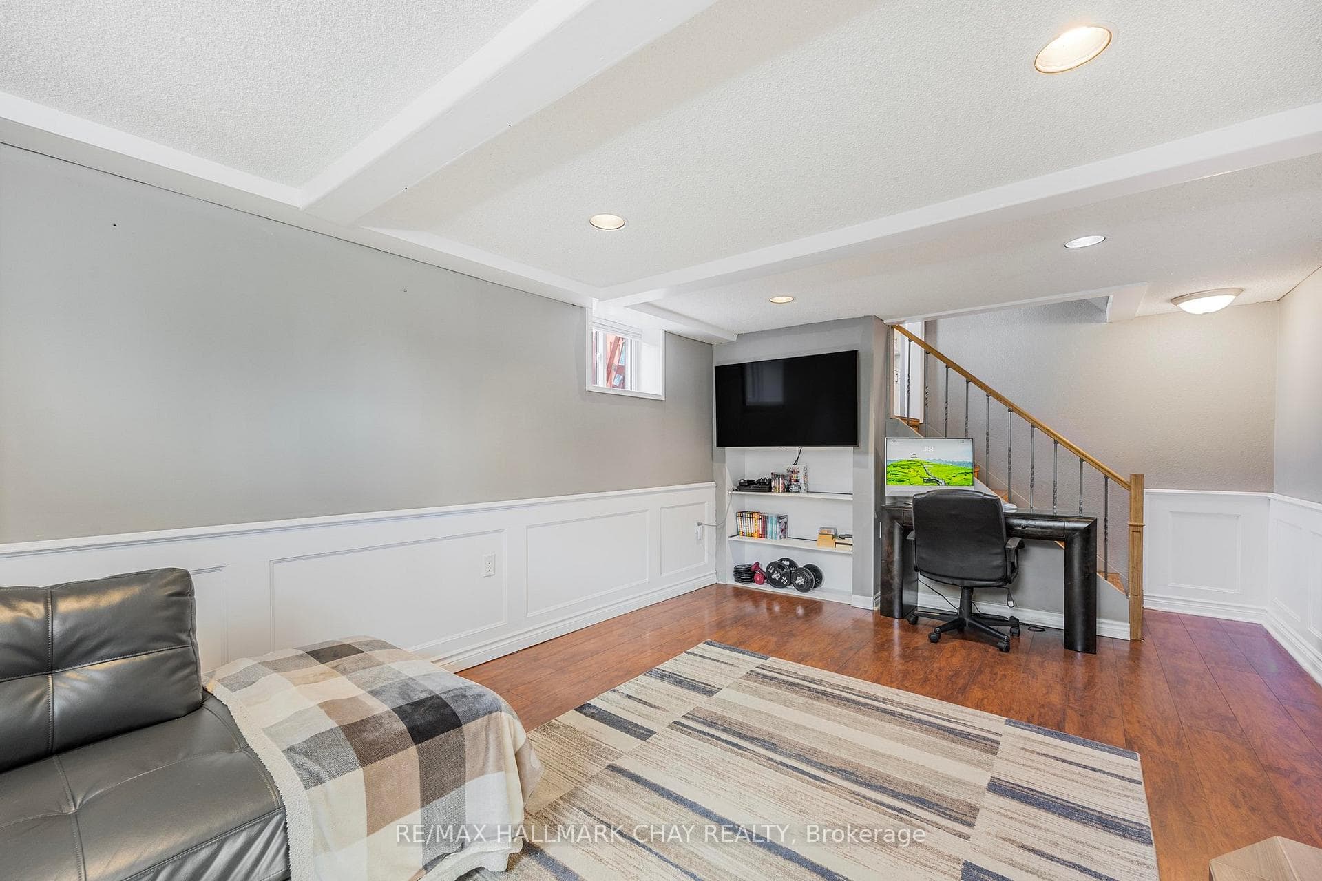795 Arnold Crescent photo 30