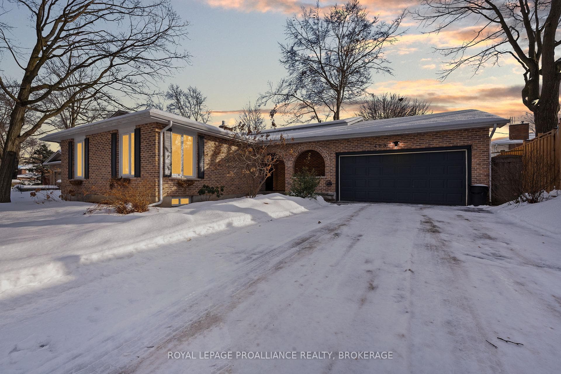 423 Carrie Crescent photo 2
