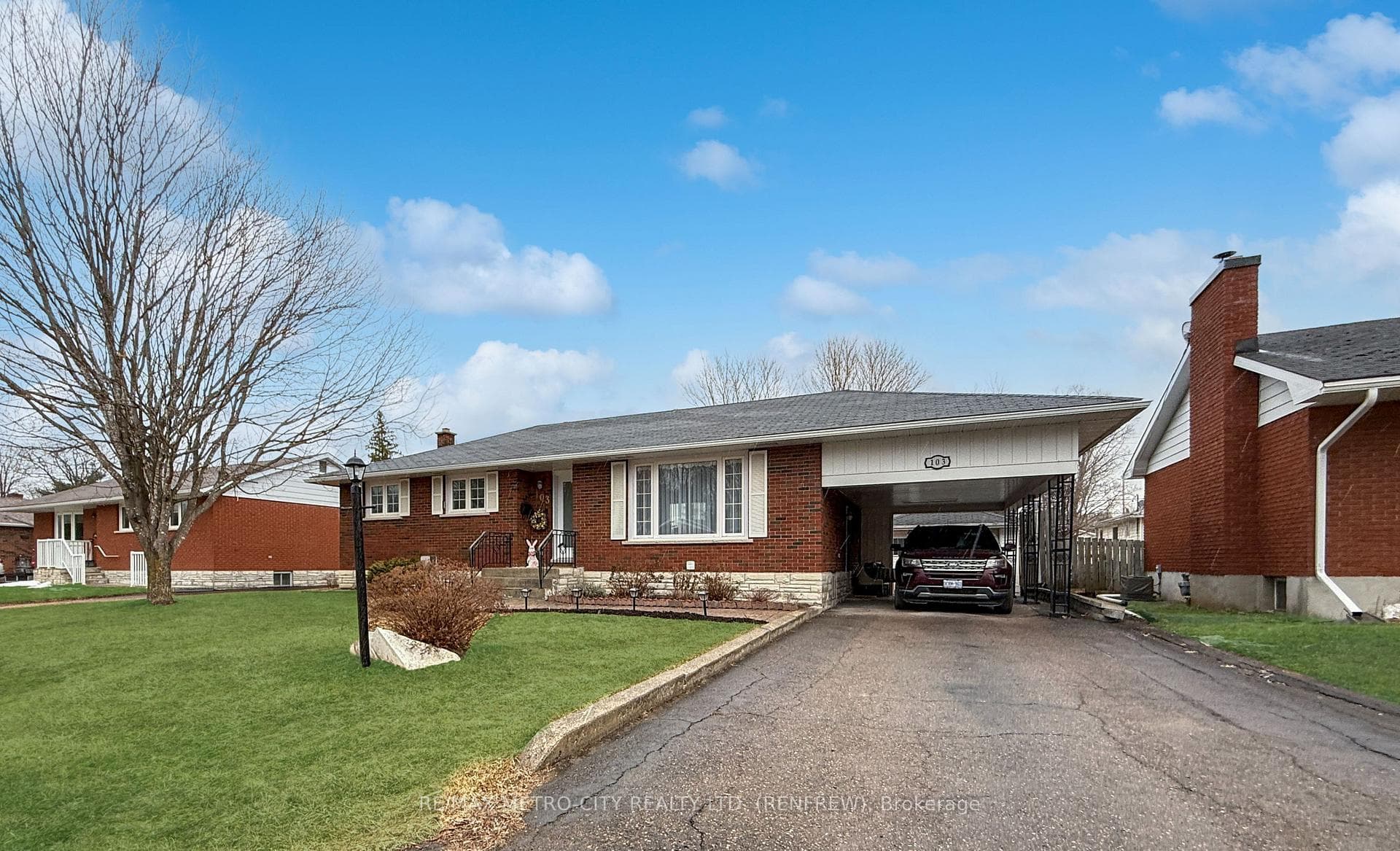 103 SIMPSON Avenue photo 2