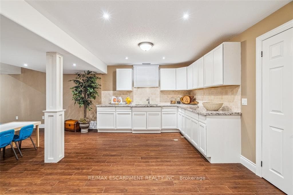 204 Dorchester Drive photo 27
