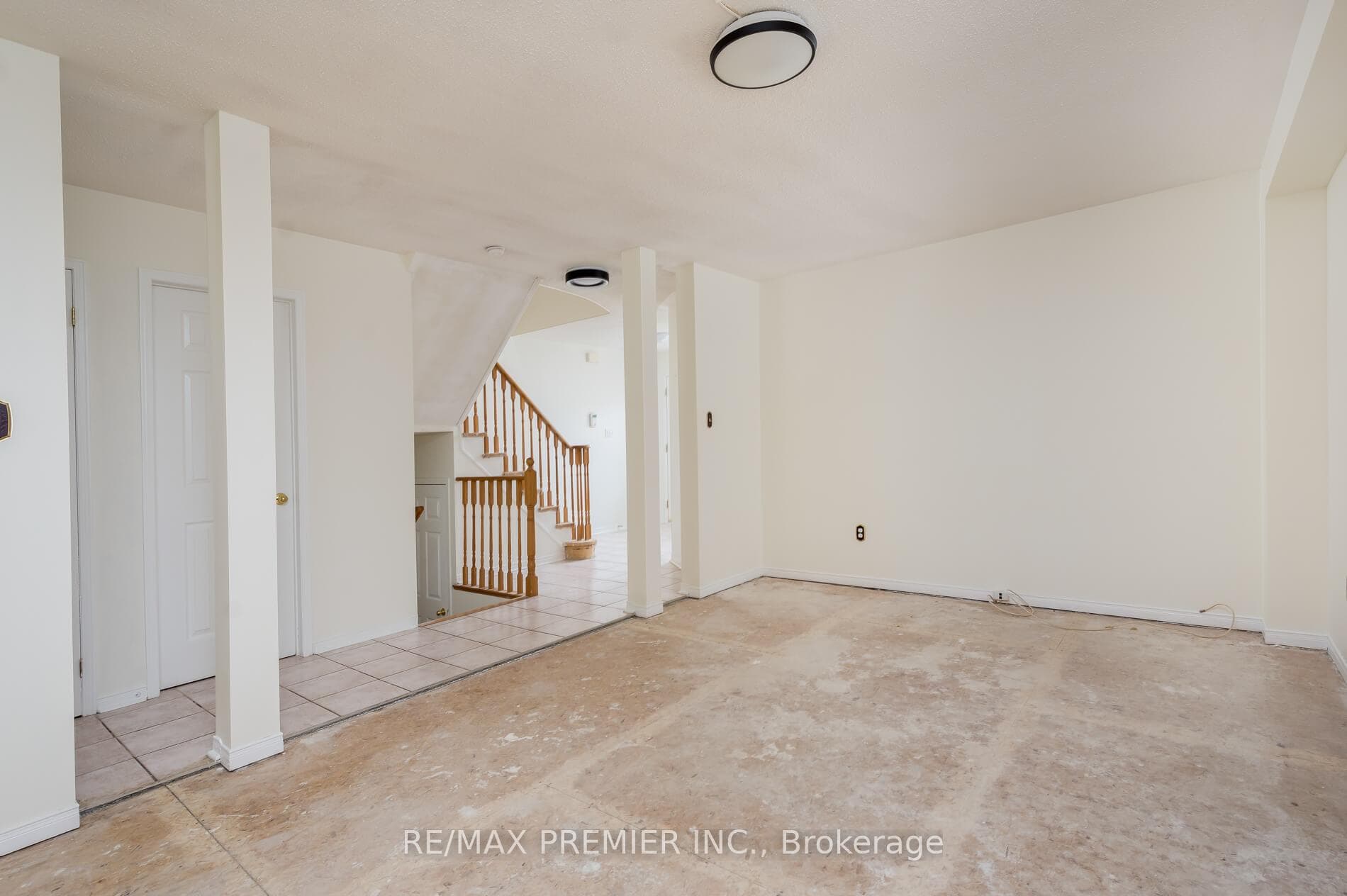 8 Banington Crescent photo 3
