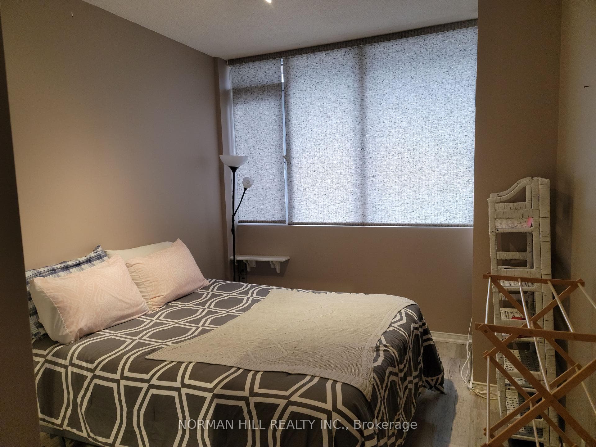 555 Yonge Street Unit 903 photo 8