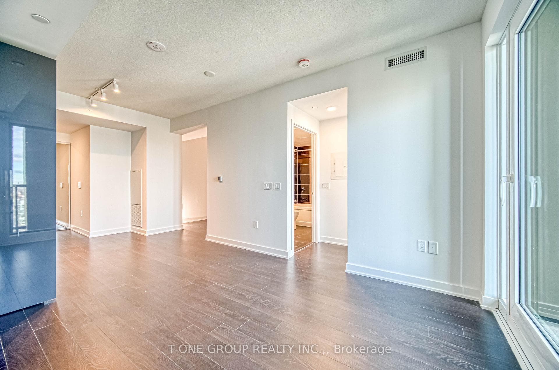 238 Simcoe Street photo 17