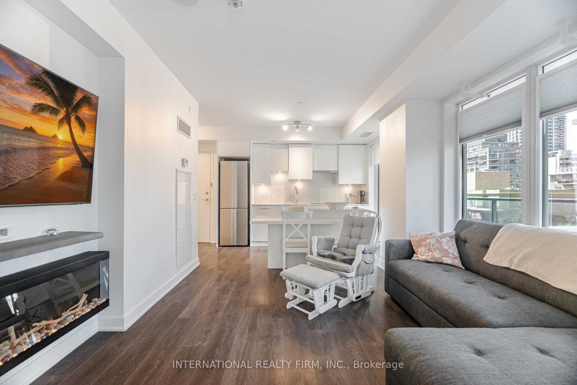 99 Broadway Avenue Unit 710 photo 14