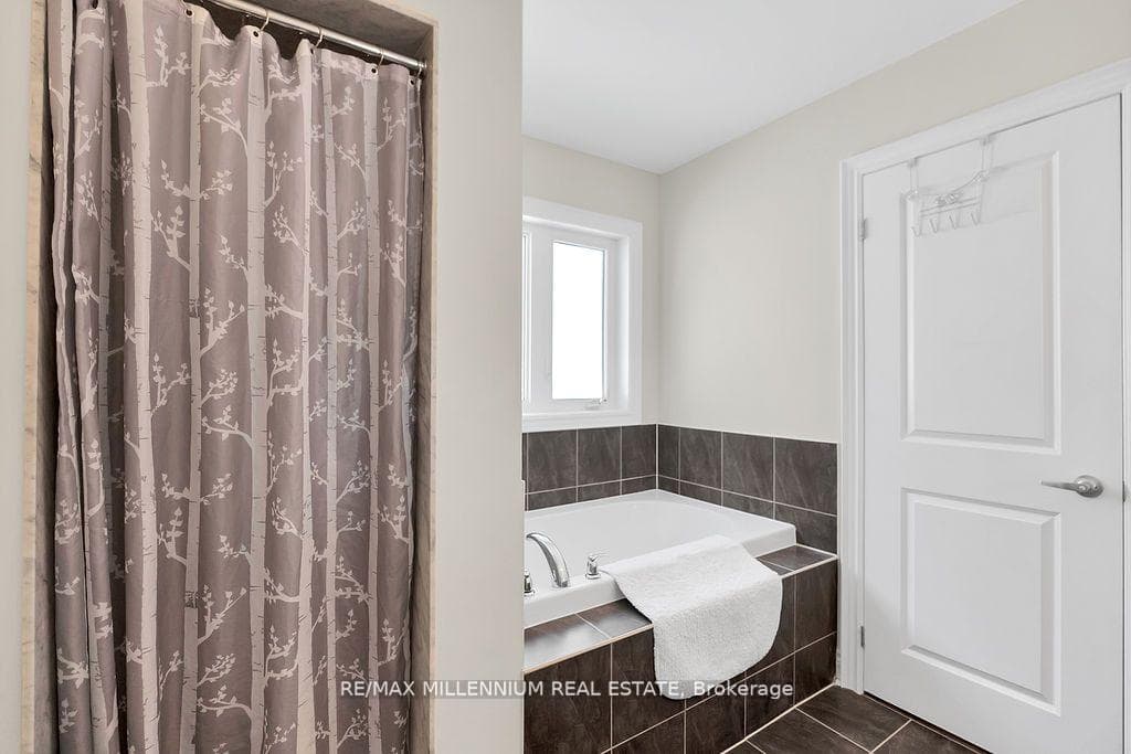 1025 Upper Thames Drive photo 37