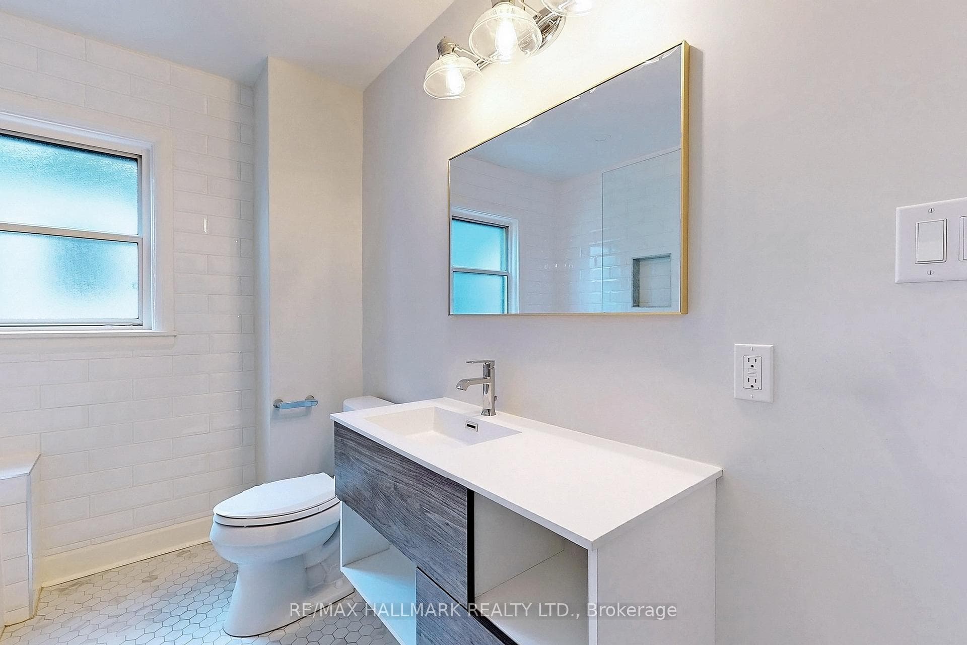 330 Soudan Avenue photo 17