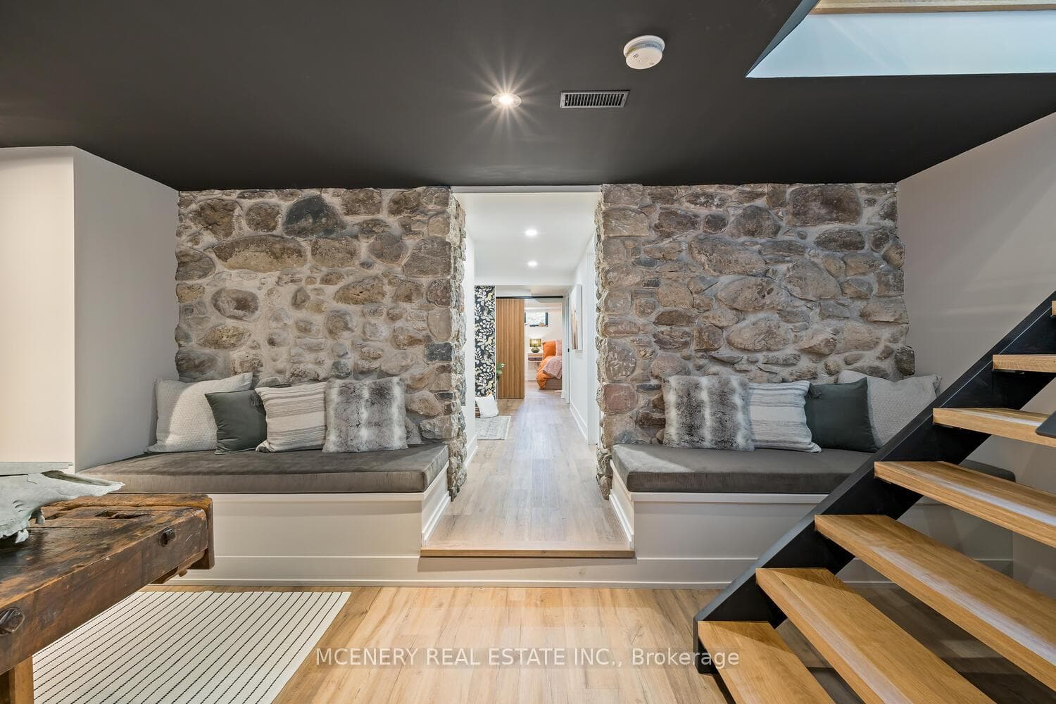 9540 DUNDAS Street photo 31