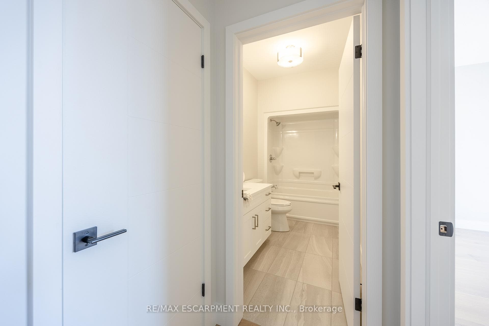 34 Andrew Avenue photo 8