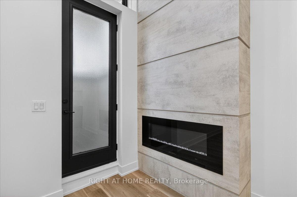 15B ROSEMEADE Avenue photo 42