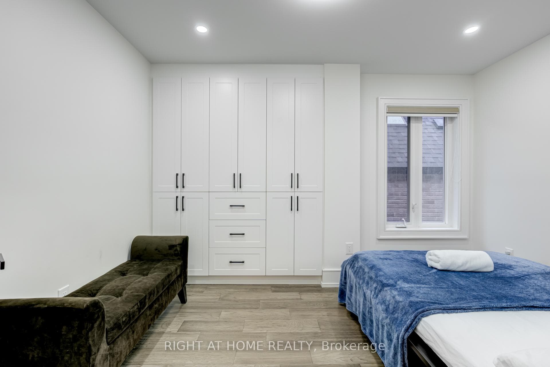 438 Pharmacy Avenue photo 18