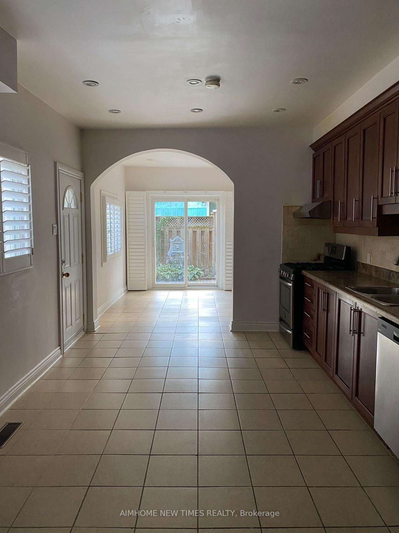 248 Robert Street photo 9