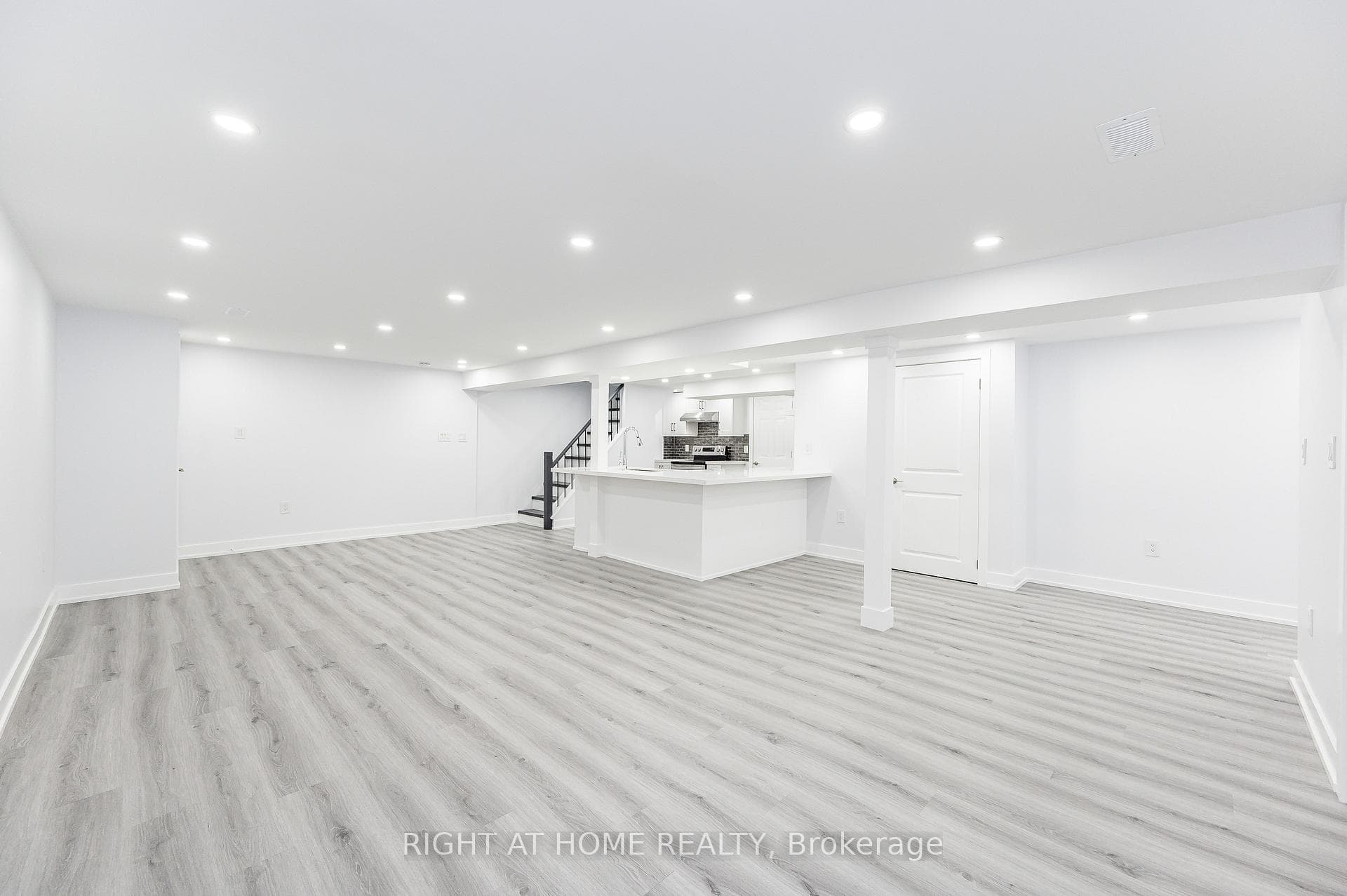 996 Barton Street photo 27
