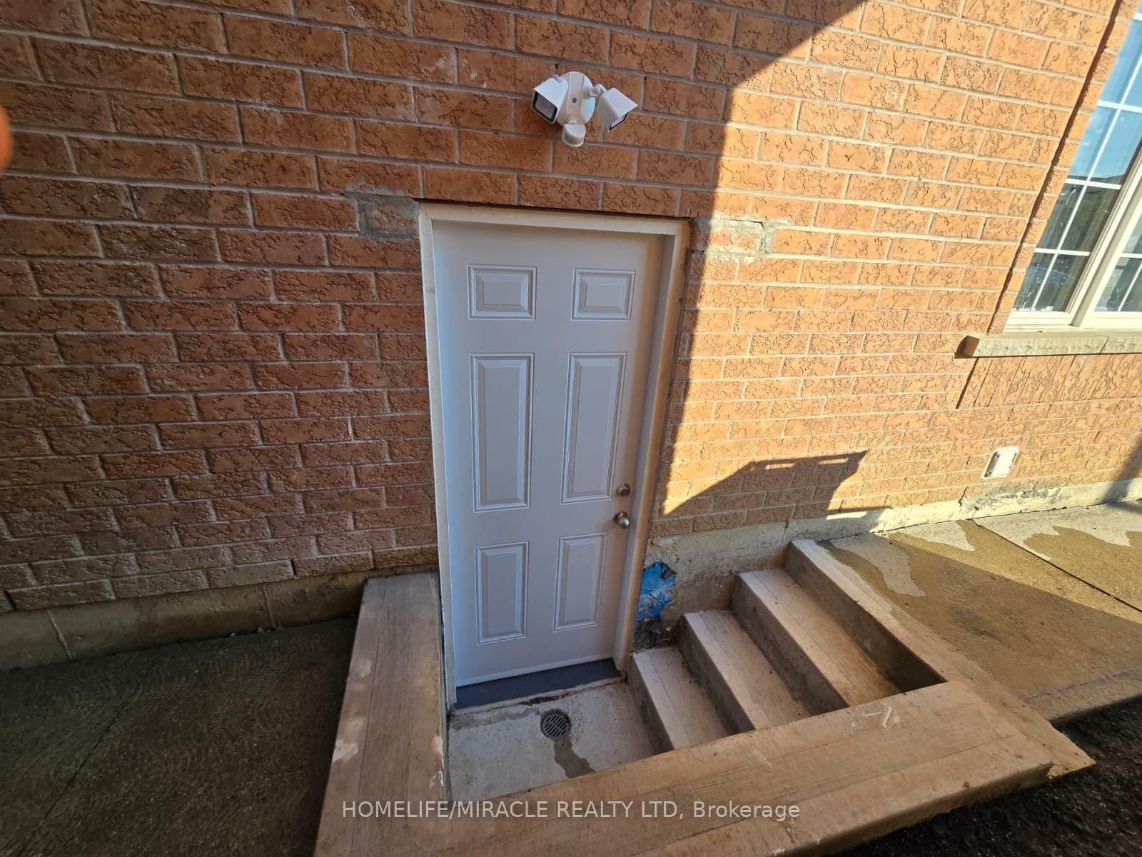 33 Atira Avenue photo 1