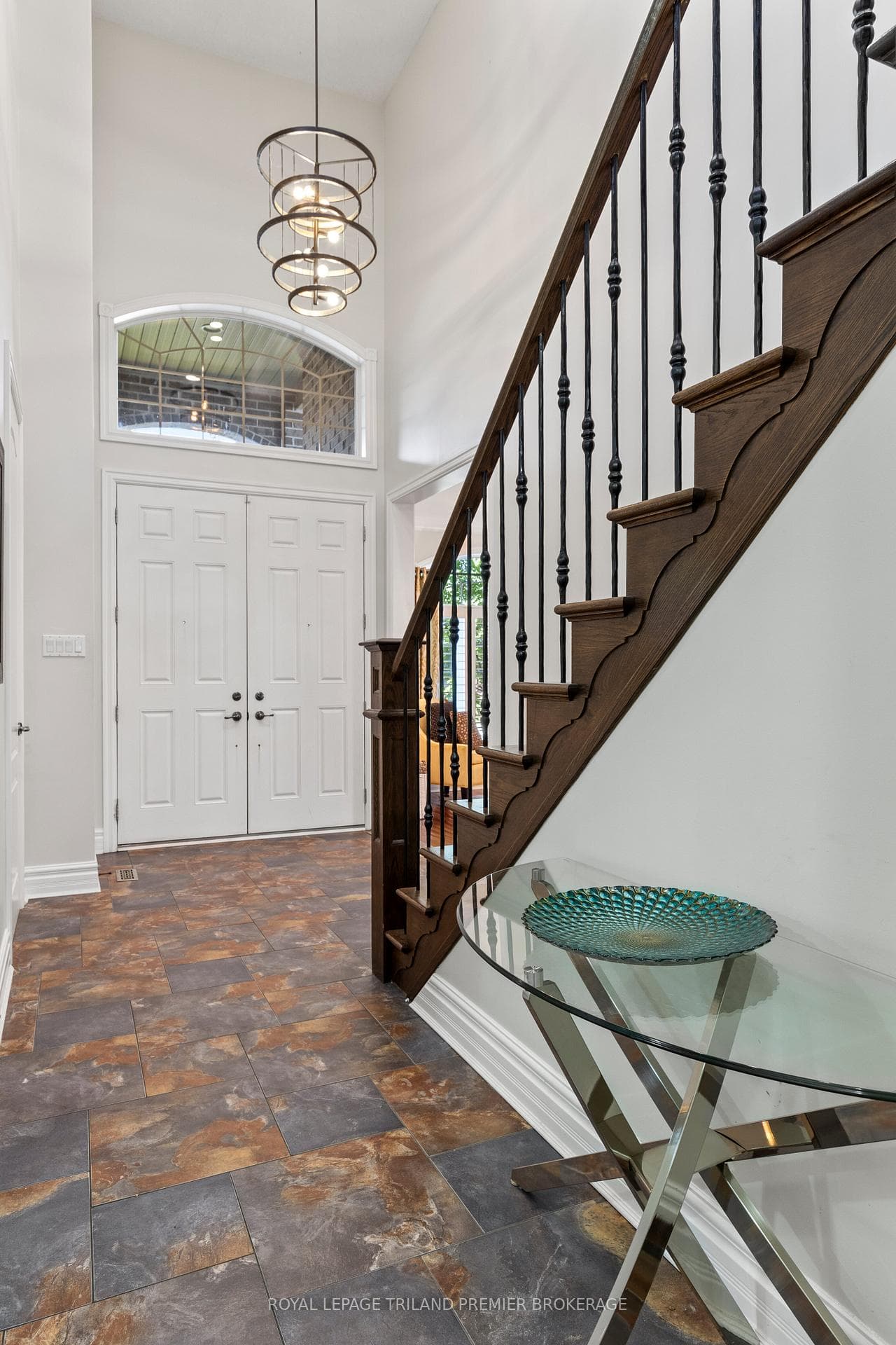 892 Talisman Crescent photo 3