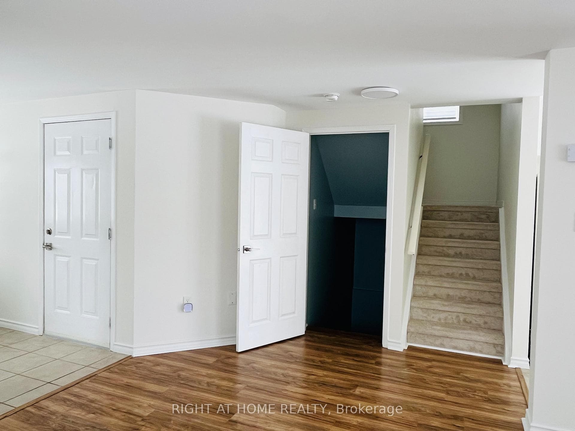 14 Downing Crescent photo 8