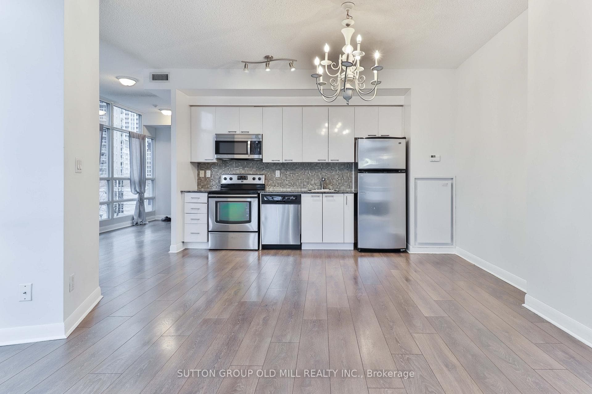 15 Bruyeres Mews Unit 405 photo 5