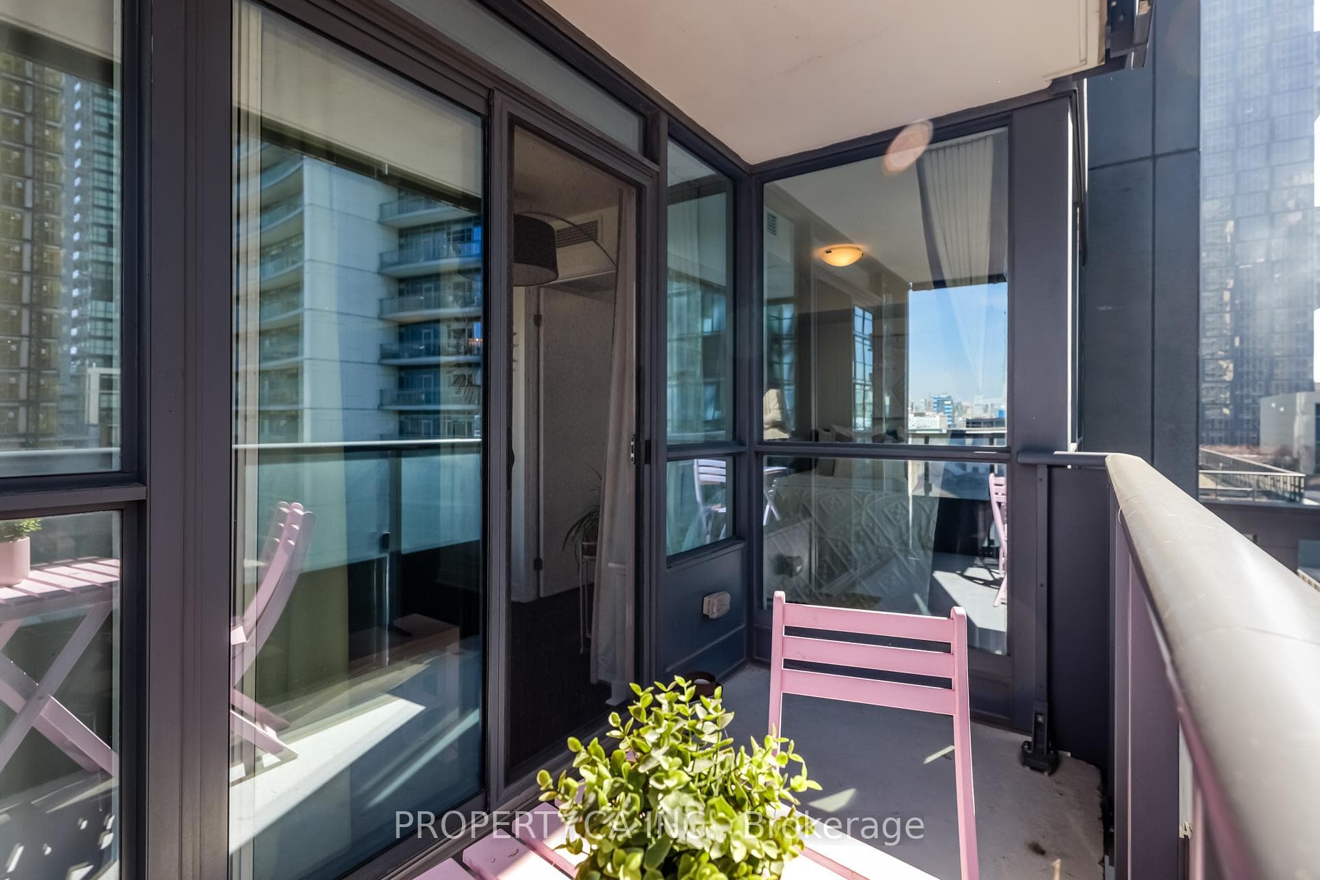 295 Adelaide Street Unit 1402 photo 20