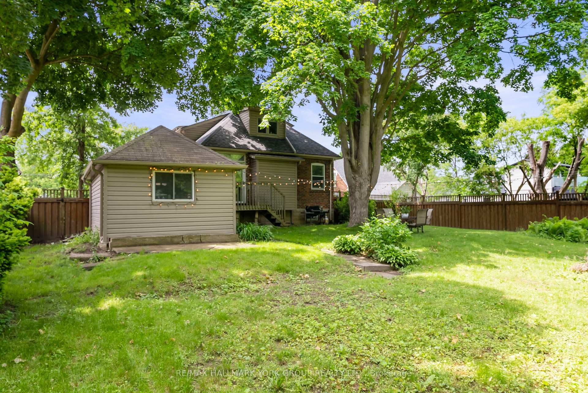 169 Clarence Street photo 30