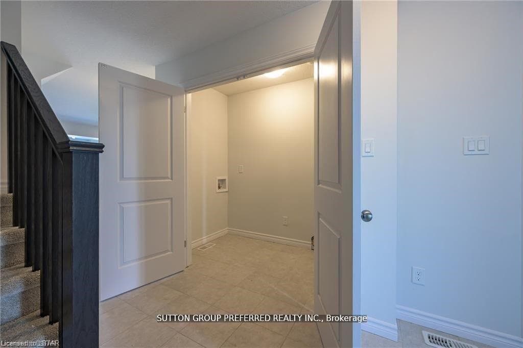343 Kennington Way photo 4