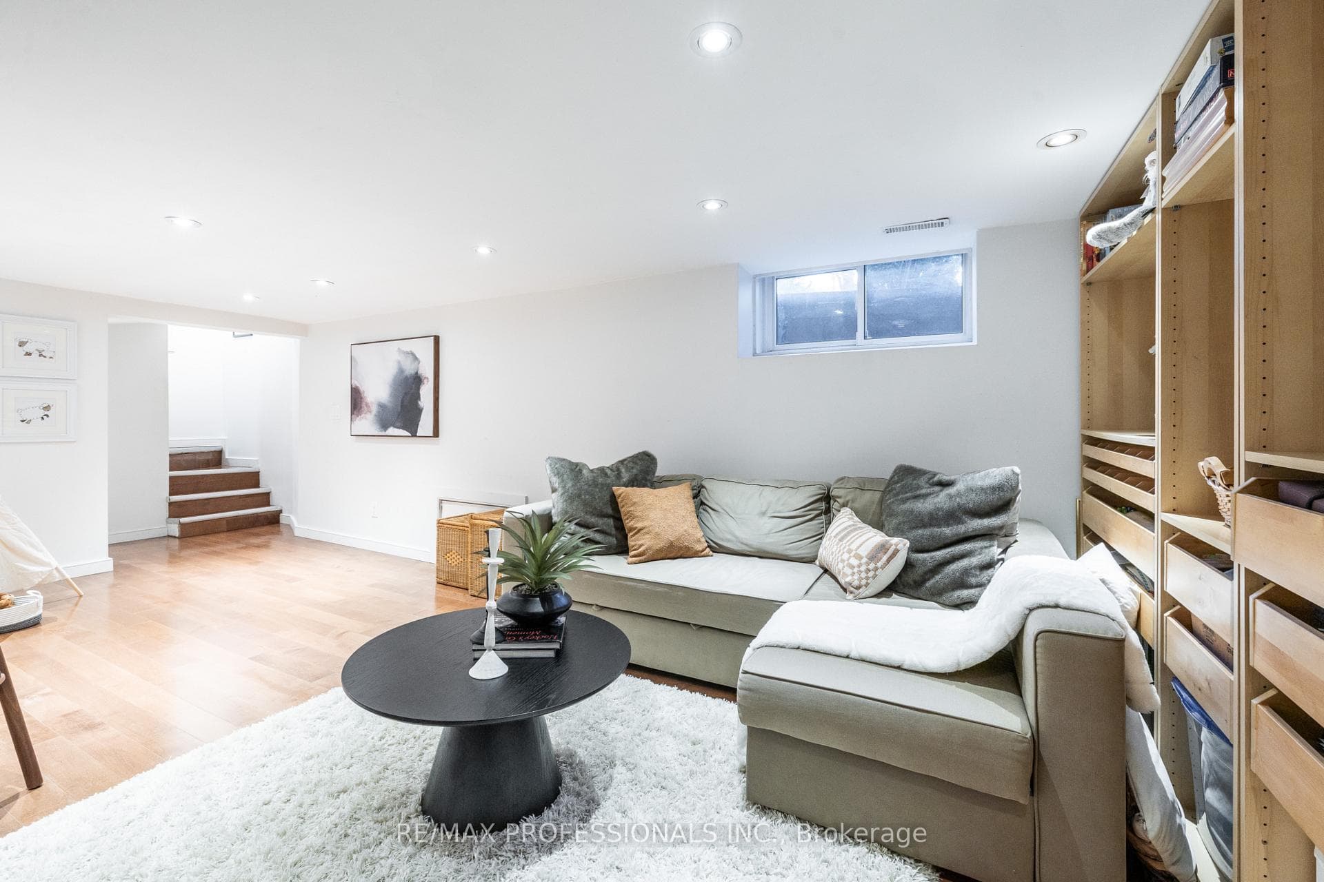 4625 Dundas Street photo 27