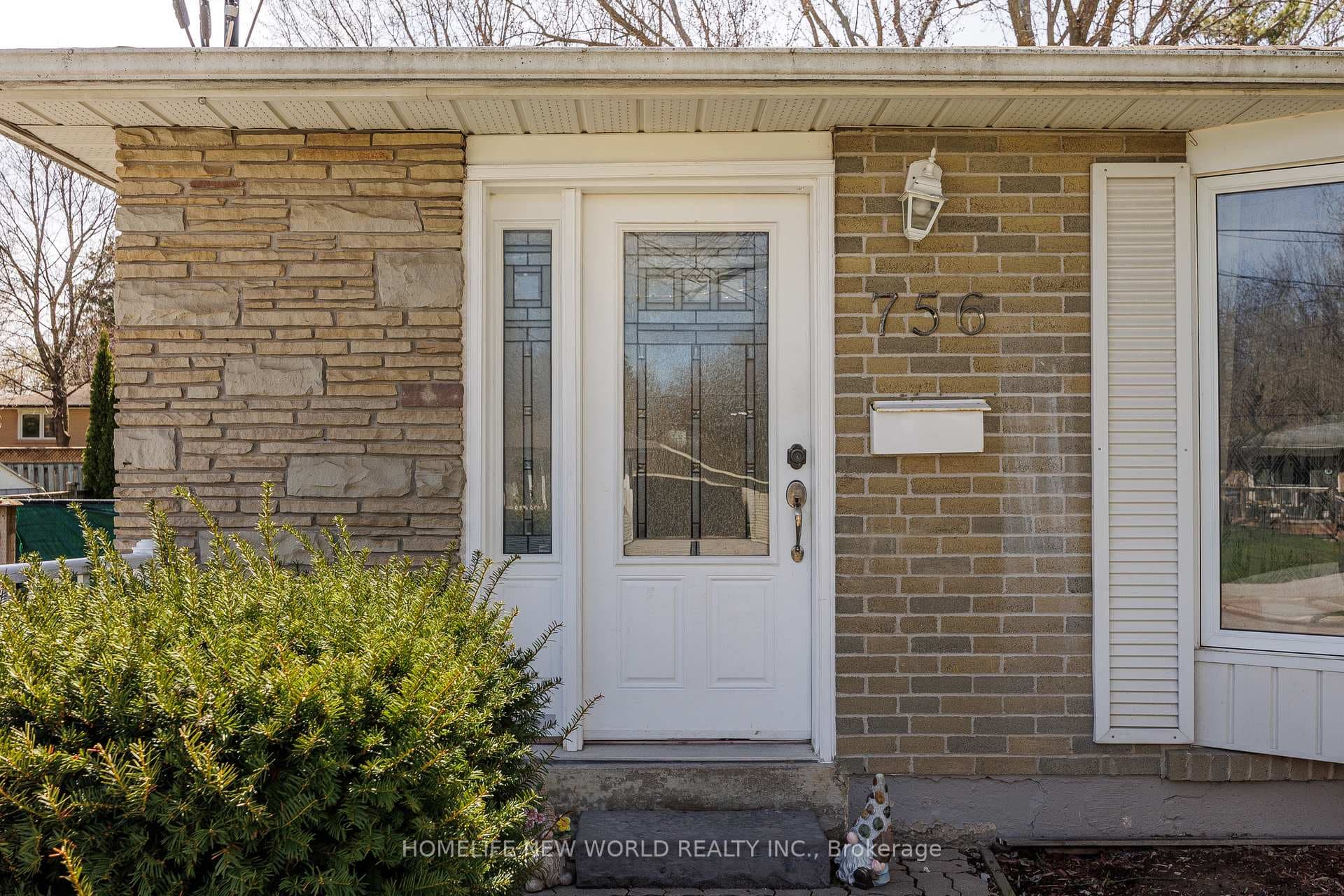 756 Elgin Street photo 3