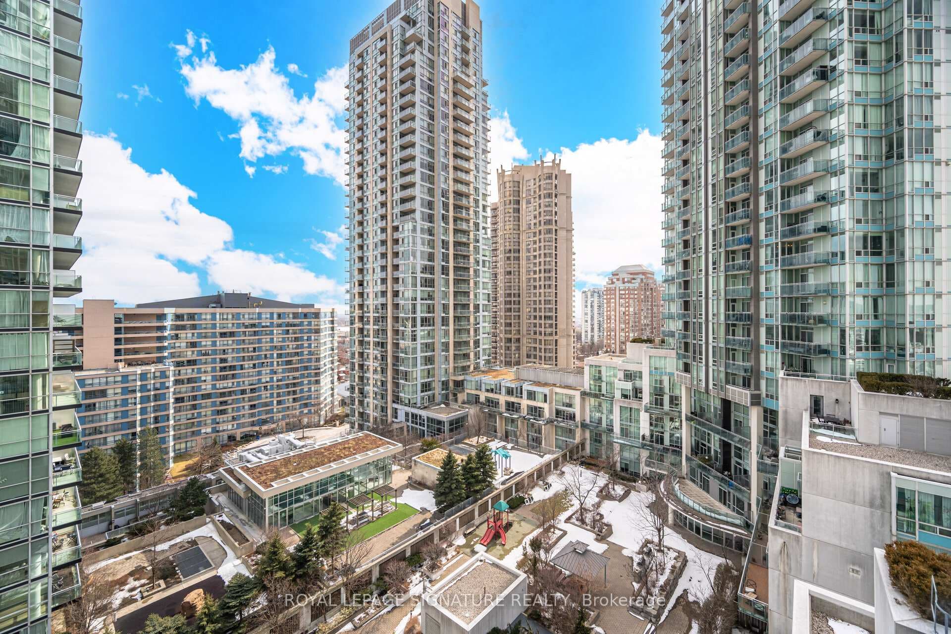 220 Burnhamthorpe Road Unit 1507 photo 26