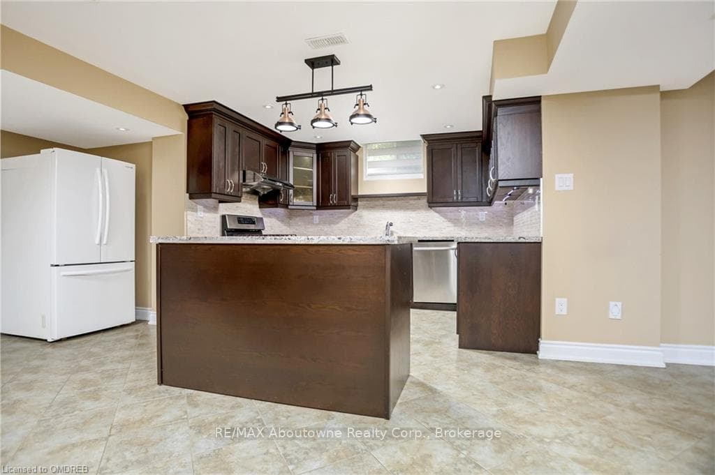 2235 GRENVILLE Drive photo 38