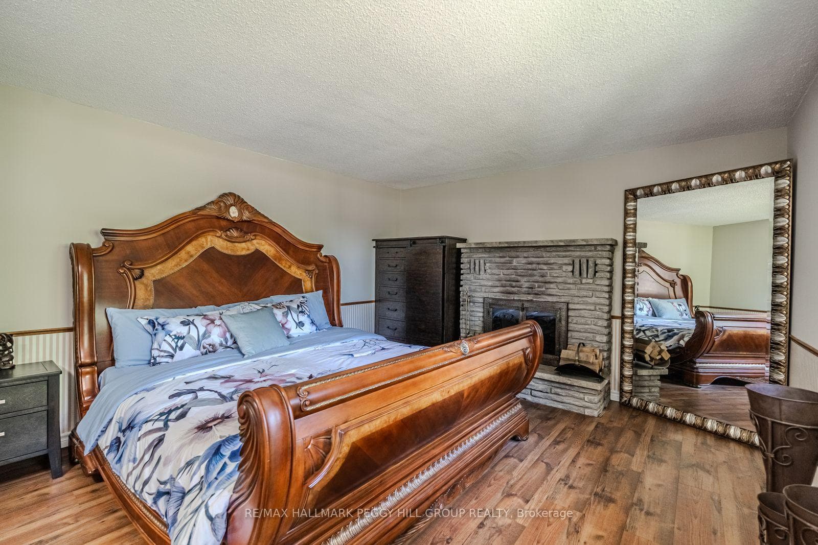 2582 Leonard Street photo 9