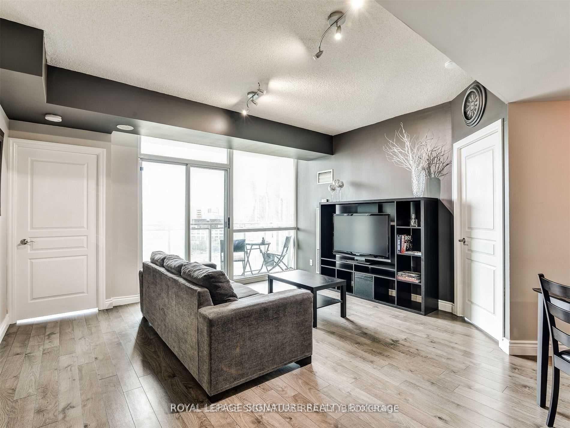 220 Burnhamthorpe Road Unit 1002 photo 3