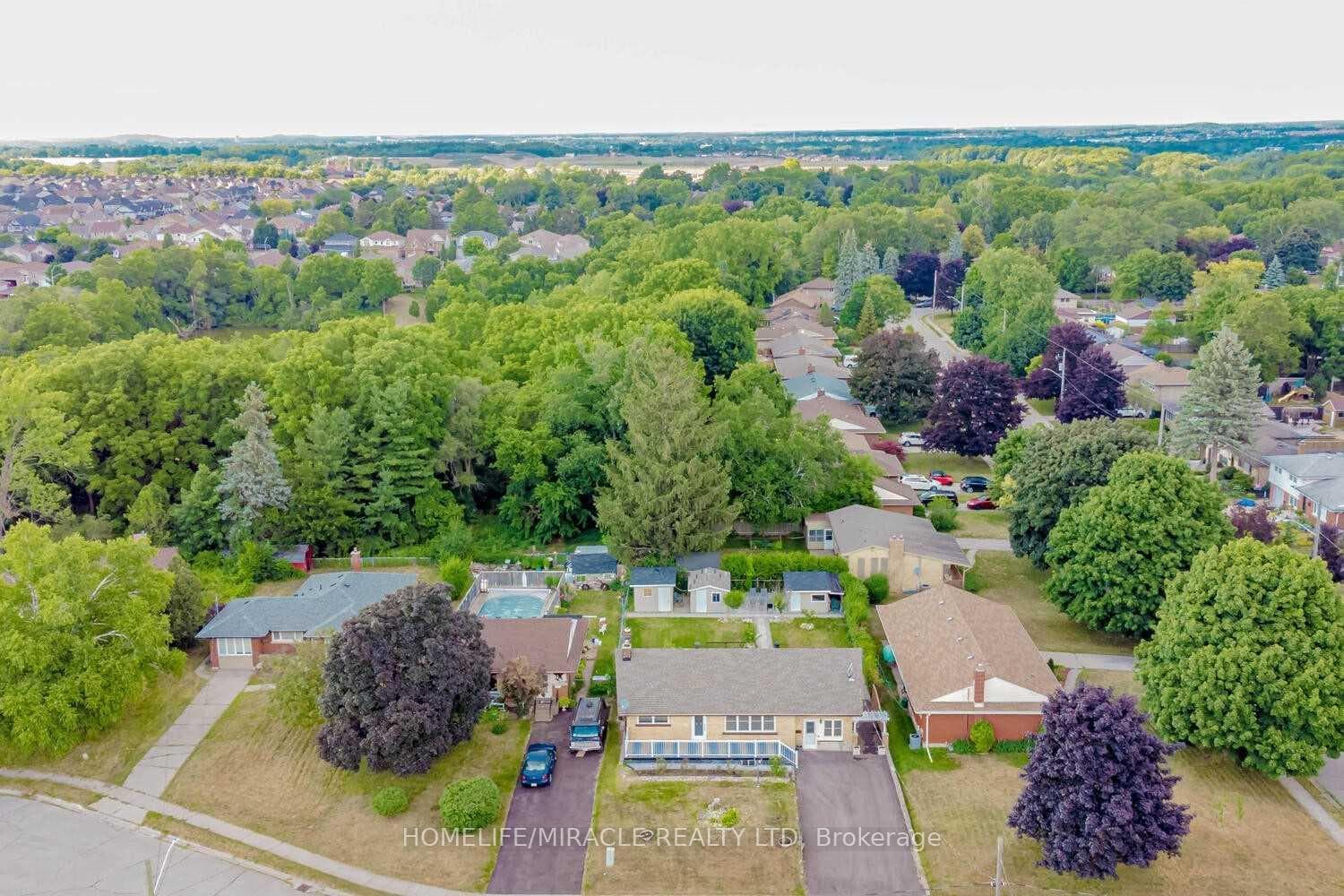 280 Cedar Crescent photo 2