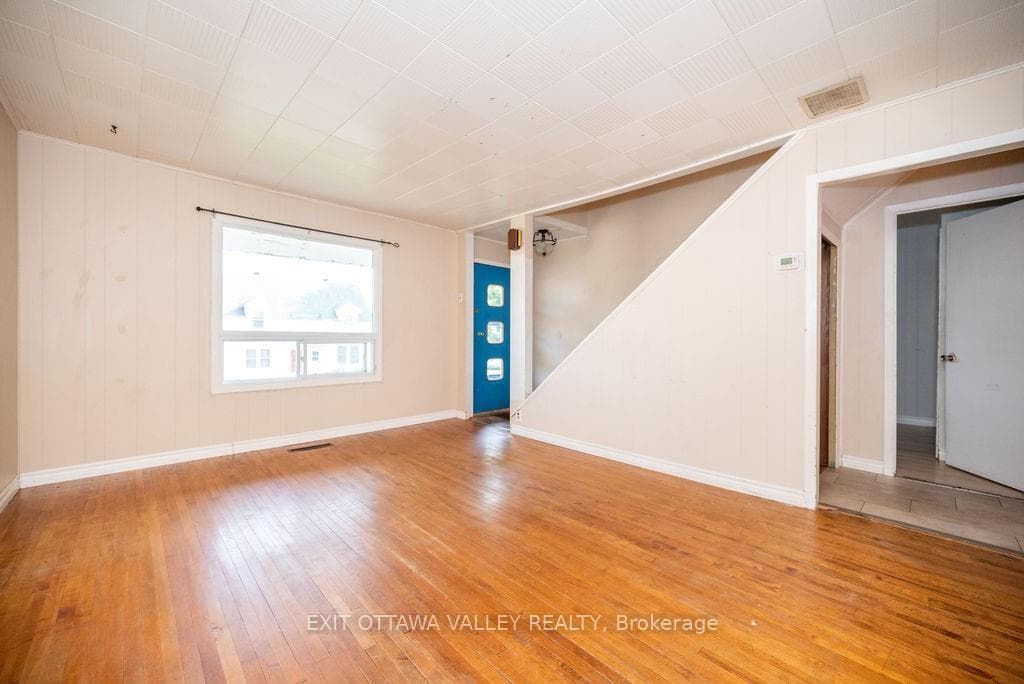 30 ALDER Crescent photo 3