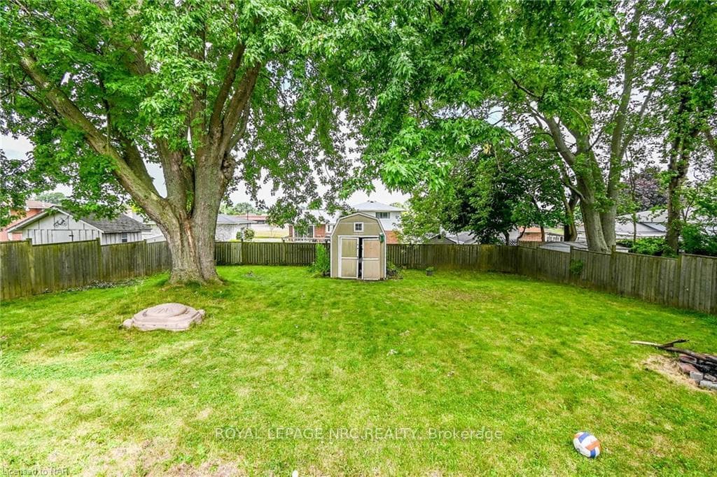 225 BERTIE Street photo 33