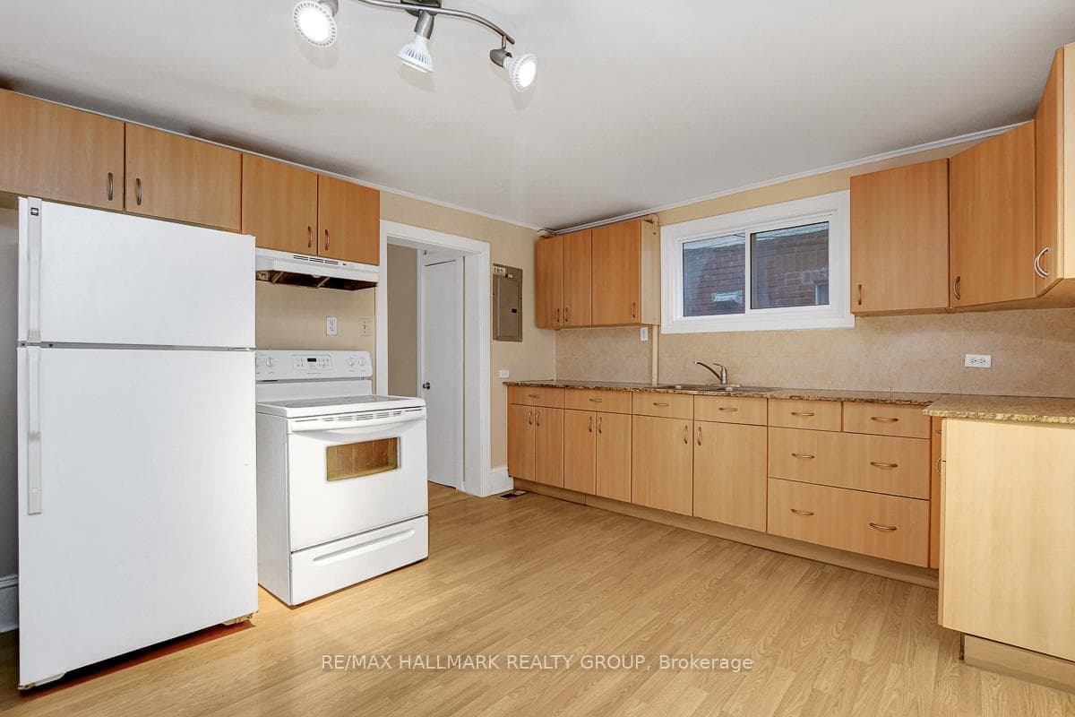 518 Clarence Street photo 9