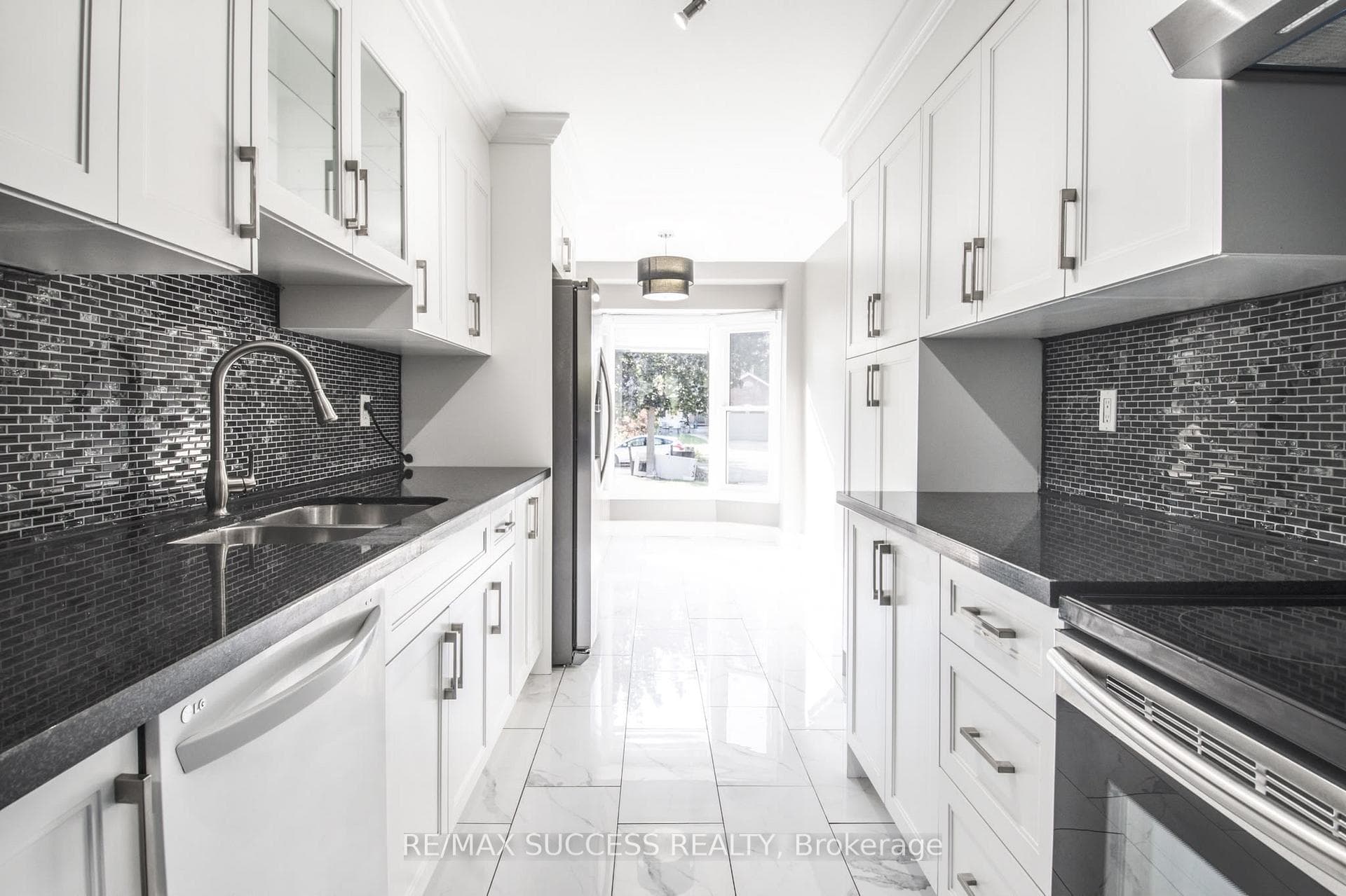 26 Tomahawk Dr, Main, Drive photo 14