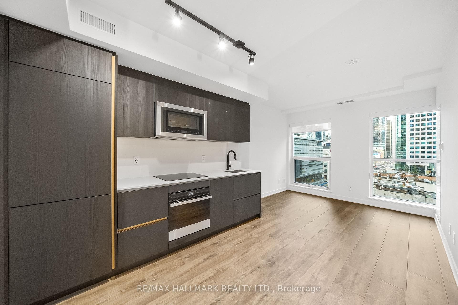 327 King Street Unit 608 photo 4