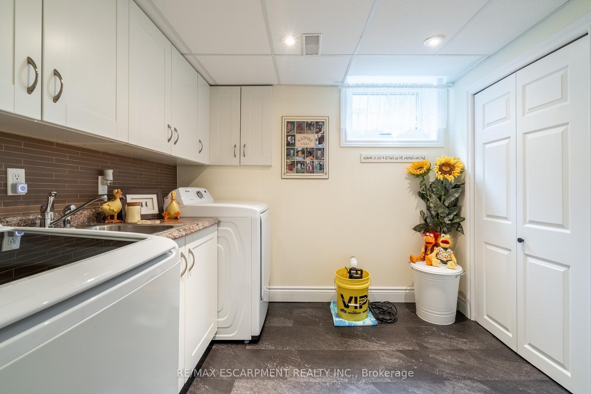 63 FORESTGATE Drive photo 31