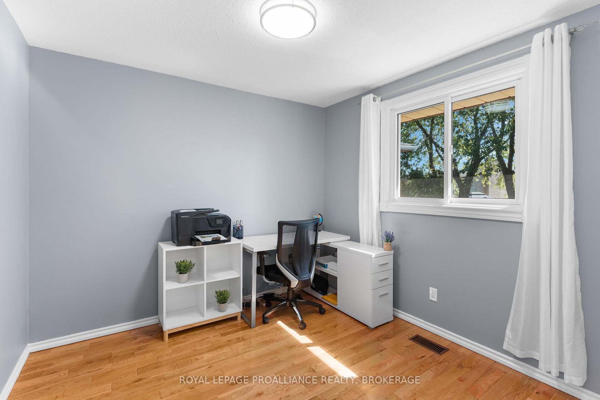918 Edinborough Crescent photo 37