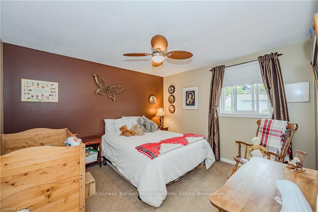 10 ERVIN Crescent photo 26