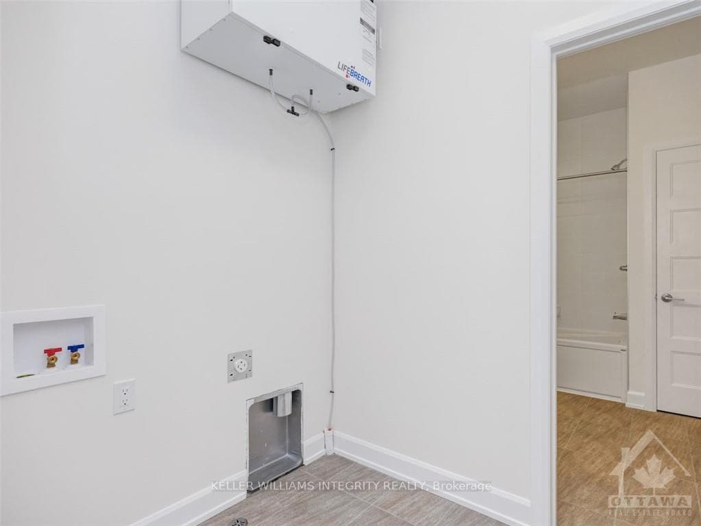 906 CHABLIS Crescent photo 24