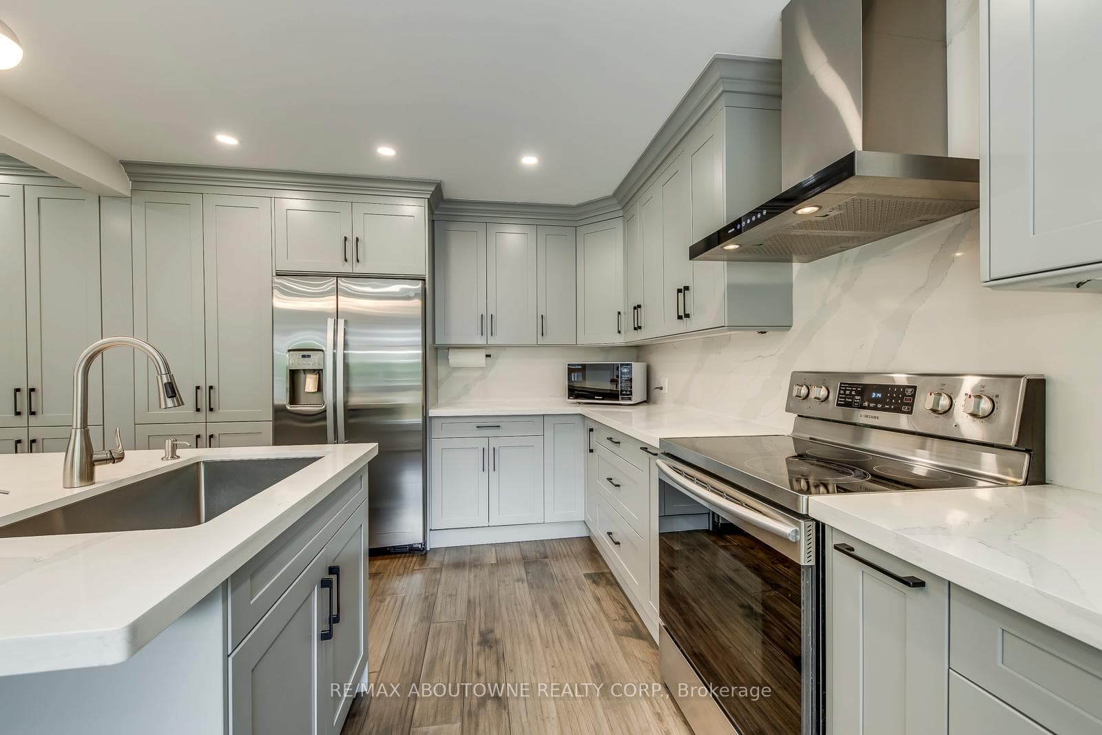 1097 Grandeur Crescent photo 13