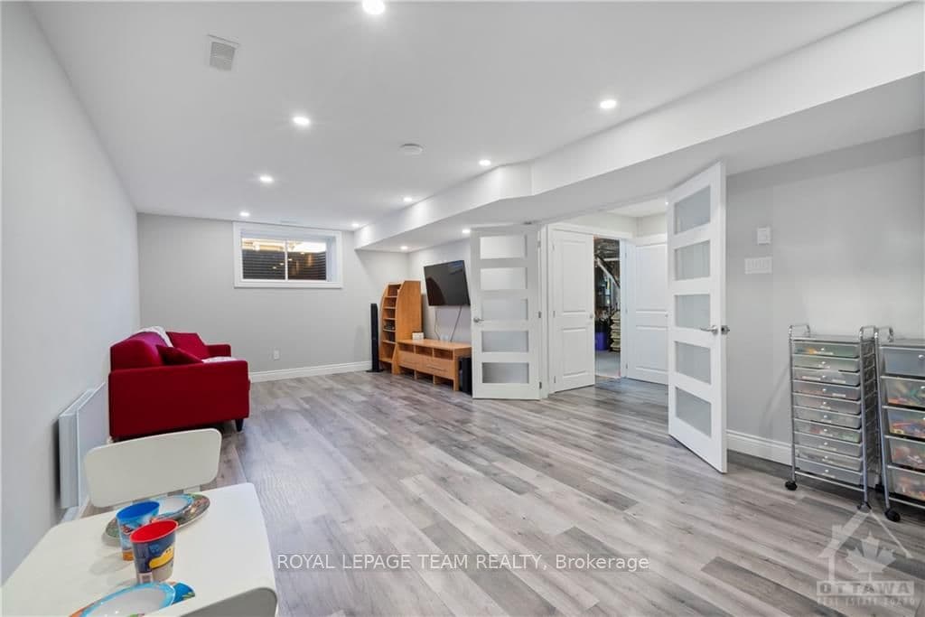 857 PERCIVAL Crescent photo 24