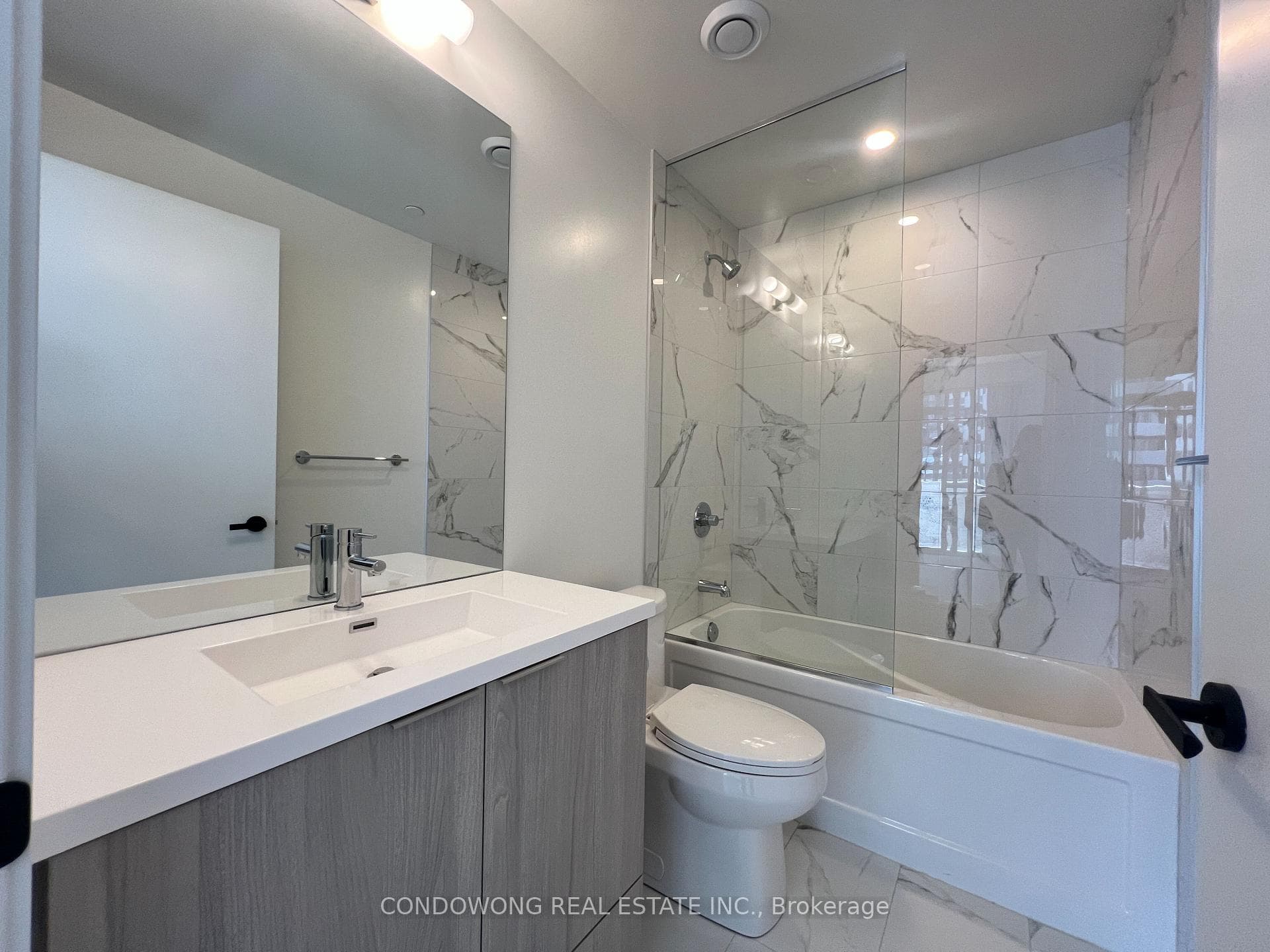 8 Interchange Way Unit 701 photo 14