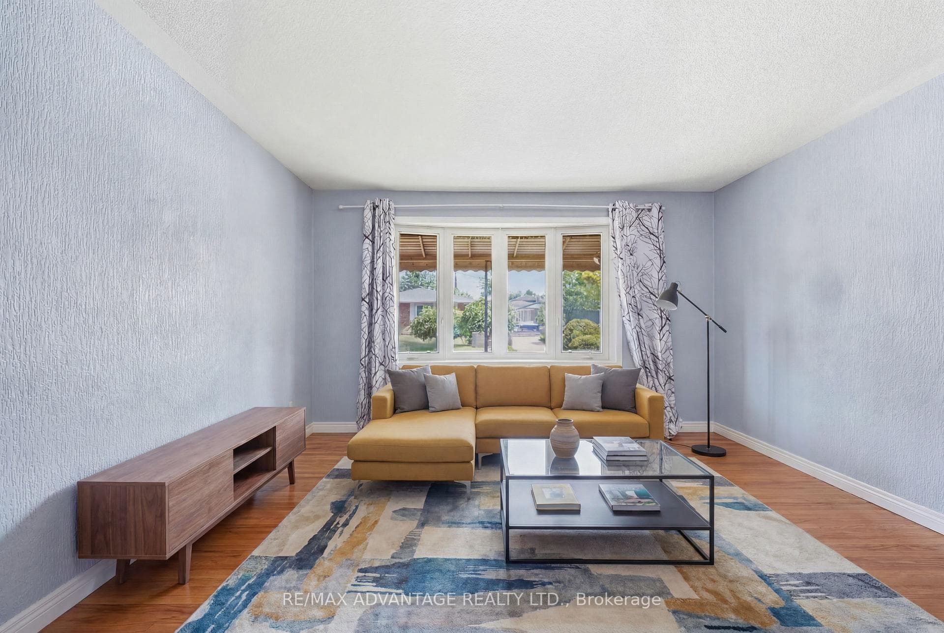 120 Champlain Crescent photo 8
