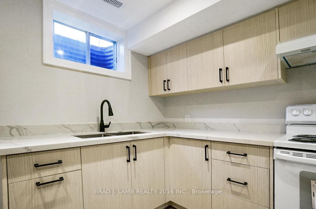 62 Royal Garden Boulevard Unit Basement photo 3