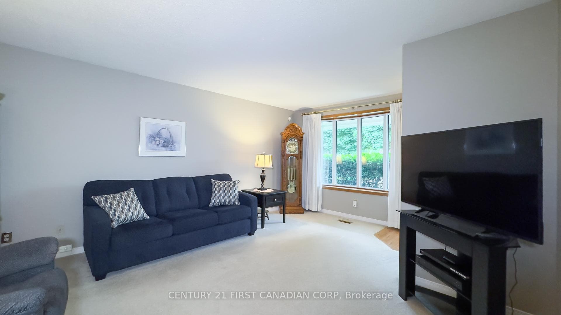 1662 Aldersbrook Road photo 9