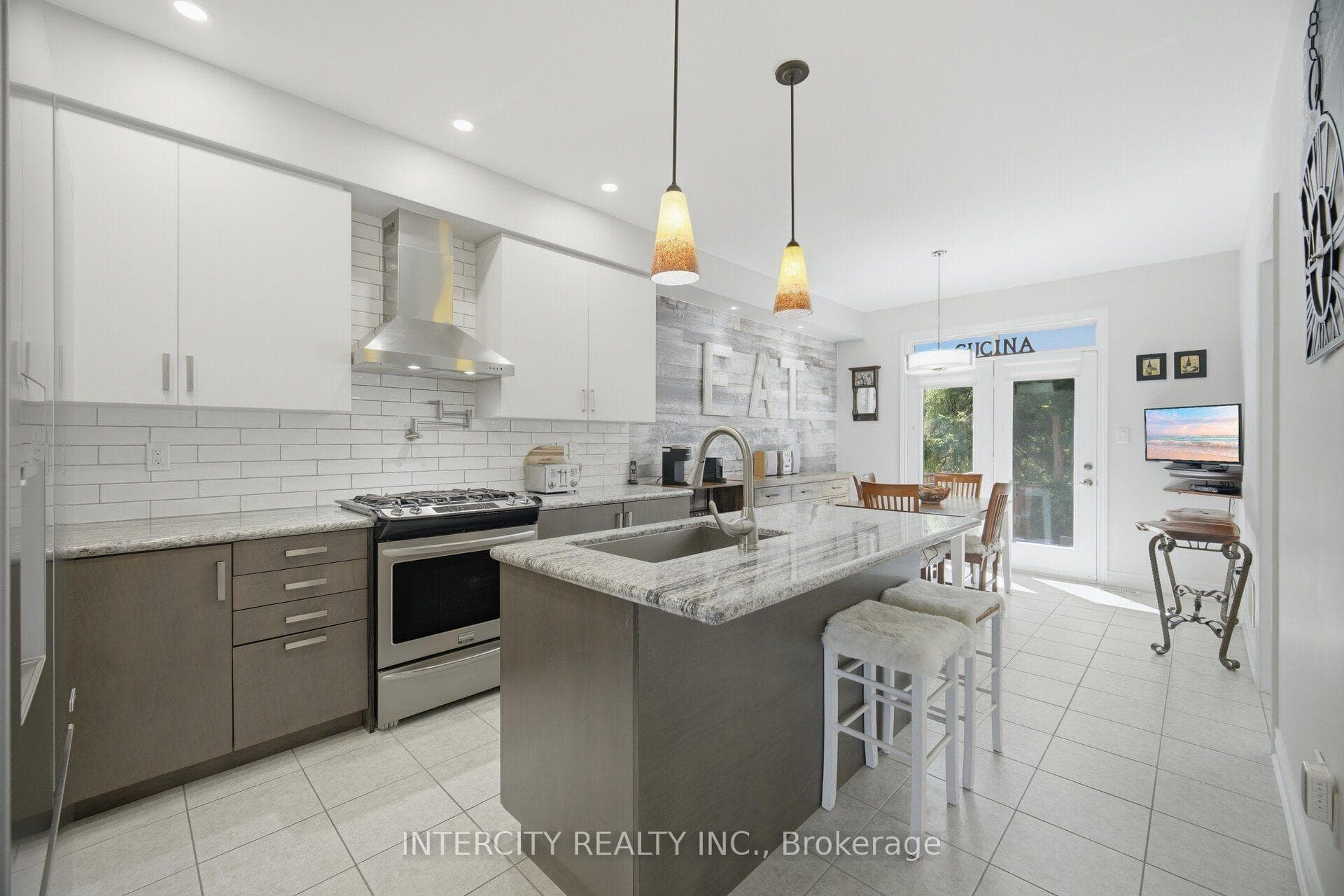 4 Petersen Place photo 15