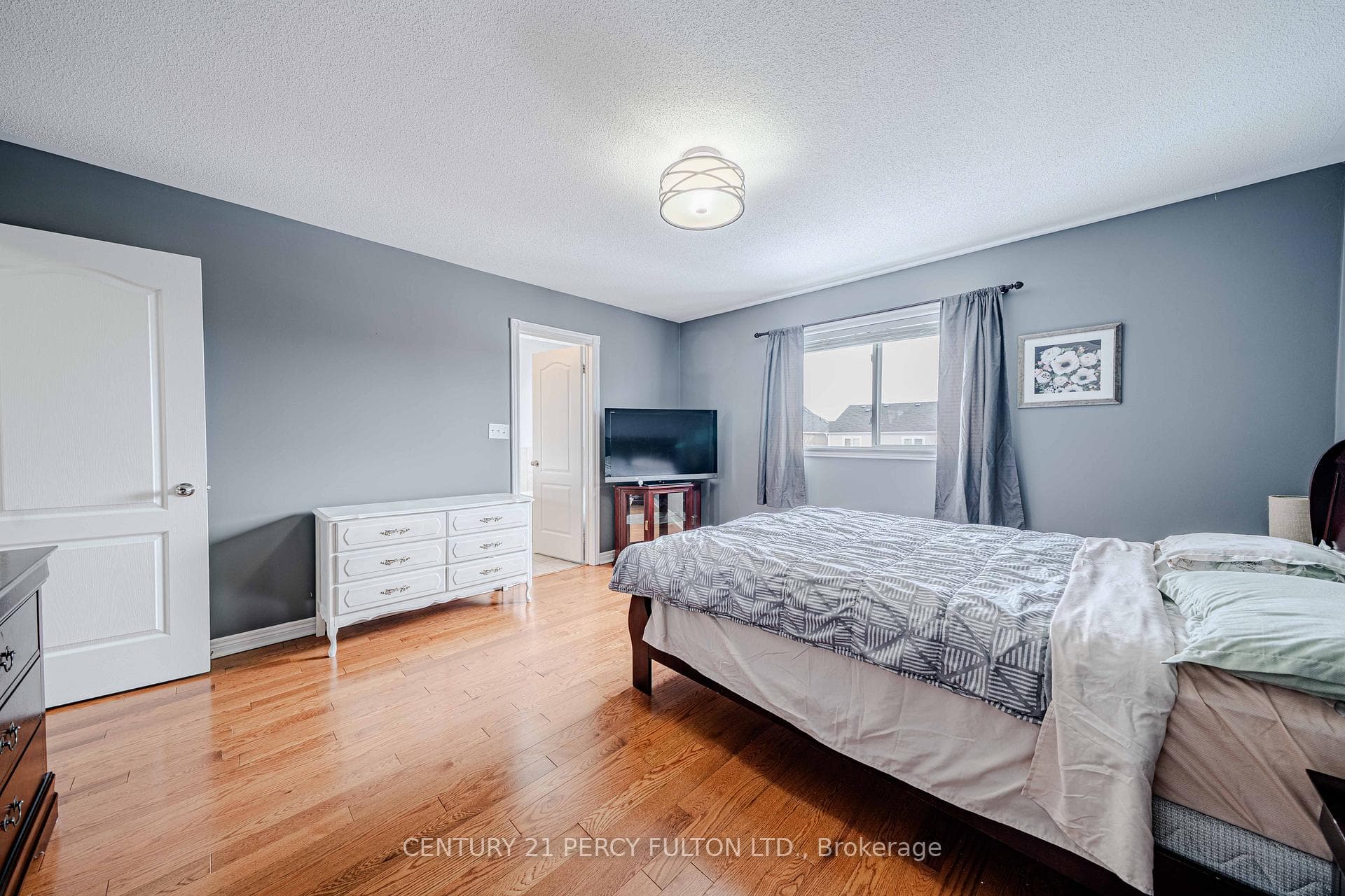 1276 Ashgrove Cres- primary bedroom