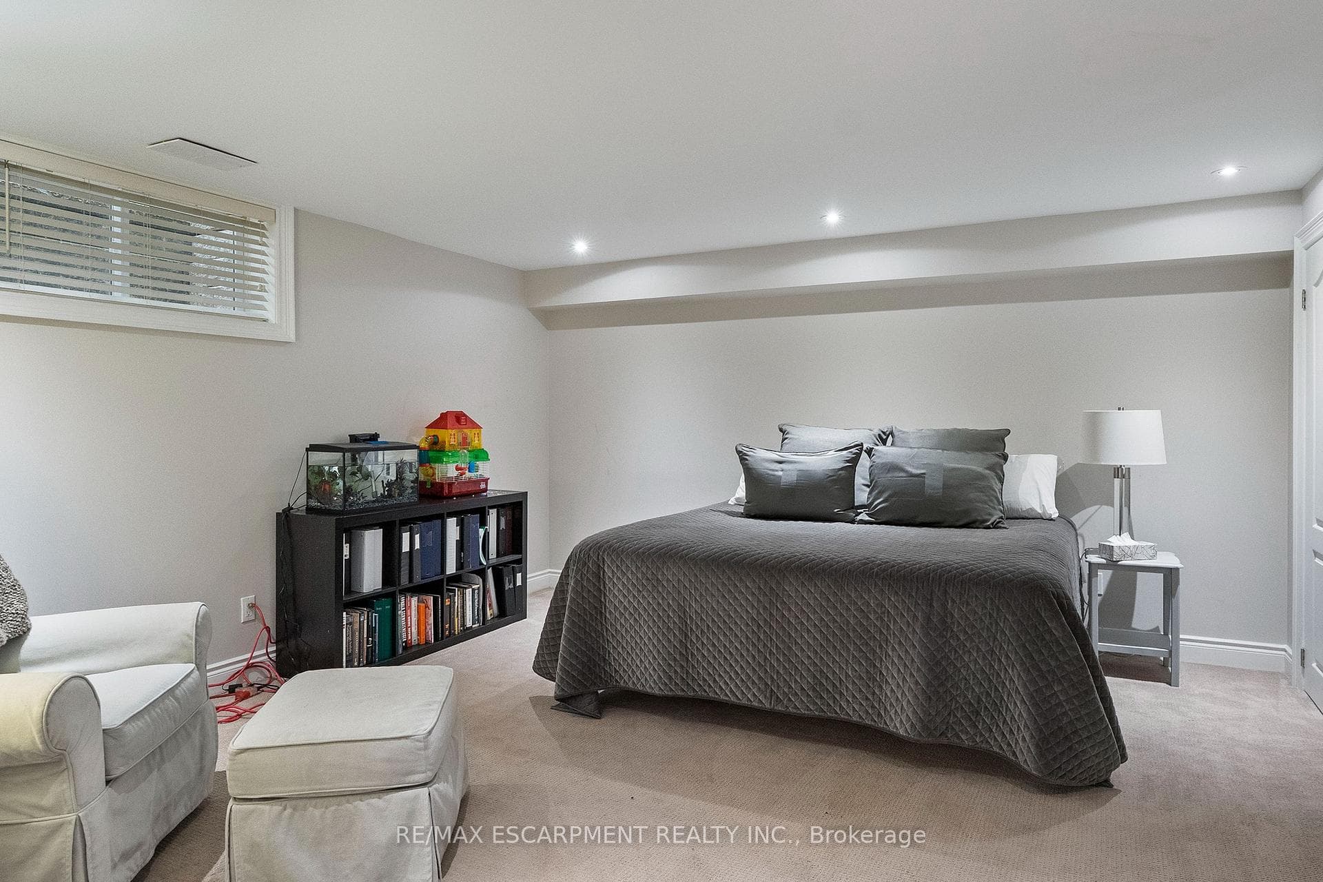 615 VANESSA Crescent photo 37