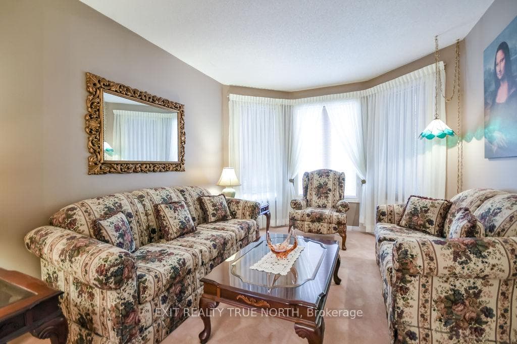 53 Etherington Crescent photo 14