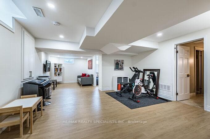 7389 Banffshire Court photo 33